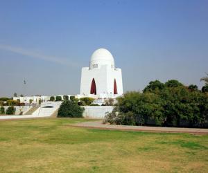 گورنر سندھ عمران اسماعیل اور وزیر اعلیٰ سندھ نے 23 مارچ کے موقع پر مزار قائد پر حاضری دی