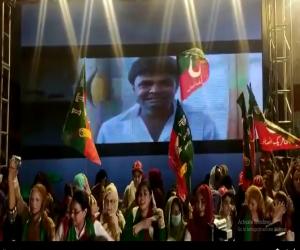 قومی اسمبلی میں عدم اعتماد کی قراردادمستردہونےپرپاکستان تحریک انصاف نےکراچی میں جشن منایا۔