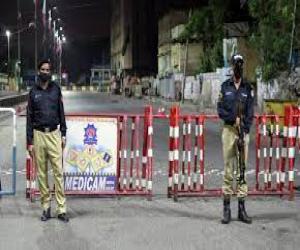 کراچی میں مبینہ پولیس مقابلوں کے بعد  دو ملزمان کو زخمی حالت میں گرفتار کرکے اسلحہ ، نقدی ، چھینے ہوئے موبائل فونز اور موٹر سائیکل برآمد