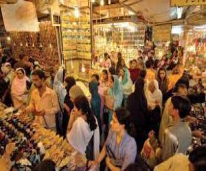 کراچی میں عید کے قریب آتے ہی مارکیٹوں کی رونقیں بڑھ گئی۔