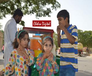 کراچی بچے عیدی خرچ کرتےہوئے ہوئے