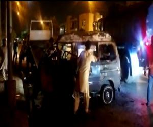 کراچی کےعلاقے ڈیفینس فیز6 میں چلتی ہائی روف گاڑی میں اچانک آگ بھڑک اٹھی 