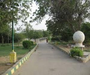 کراچی میں ماضی میں بنائےگئےماڈل پارک مناسب دیکھ بھال نہ ہونےسےویران ہوگئےہیں