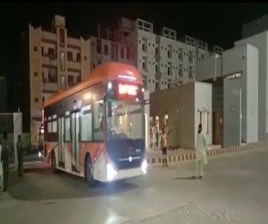 بی آر ٹی اورنج لائن کے لئے چین سے منگوائی  گئی بیس بسیں کراچی پورٹ سے بس ڈپو منتقل کردی گئیں 