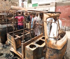 کراچی کے علا قے پنجاب کالونی میں خالی پلاٹ پر قائم رکشہ اسٹینڈ میں آگ لگنے سے 16رکشے جل کر خاکستر ہوگئے۔