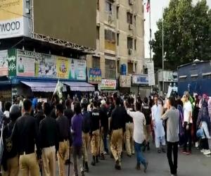 کراچی میں نمائش چورنگی پر پی ٹی آئی کی احتجاج کی کال کے موقع پر شاہراہ قائدین میدان جنگ بن گئی