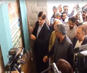 وزیراعلیٰ سندھ مراد علی شاہ کا کہنا ہے ملک  میں   آٹزم کے شکار افراد کے ساتھ کام کرنےوالے  تربیت یافتہ افراد کی کمی ہے۔