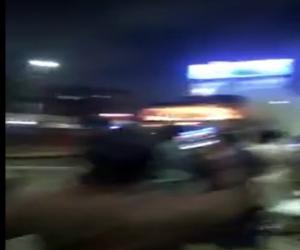کراچی میں شارع پاکستان پرعائشہ منزل کےمقام پر فلائی آورپرڈمپرموٹرسائیکل سوارنوجوان پرچڑھ گیا۔