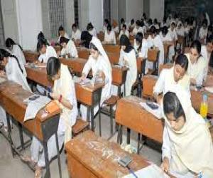 کراچی میں انٹر میڈیٹ بورڈ کے تحت گیارہویں اور بارہویں جماعت کے امتحانات کا سلسلہ جاری ہے۔