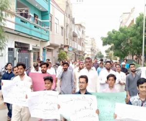  کراچی اسکیم33شہید مخدوم بلاول ولیج کے رہائشیوں نے بہت بڑی تعداد میں بجلی کی 12 گھنٹے لوڈ شیڈنگ کے خلاف احتجاجی مظاہرہ کیا گیا