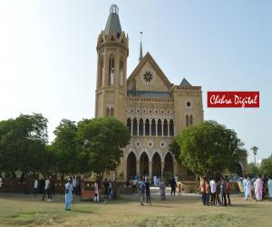 کراچی کےفرئیر ہال میں  نئی تعمیرات کے  خلاف درخواست پر  عدالت نے    ہال میں بنایا گیا نیا   گیٹ توڑنے کا حکم دے دیا۔