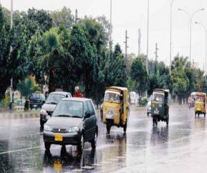 کراچی میں مون سون  بارشوں کی دستک۔  کچھ علاقوں  میں  بادل برس پڑے ۔