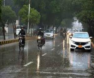 بادل برسے،مٹی کی سوندھی خوشبو مہکی، سبزہ نکھرہ تو موسم کی اس دلکش ادا سے کراچی والوں کے  مزاج پر بھی مثبت اثرات مرتب ہوئے
