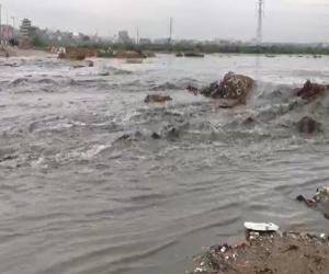 کراچی میں مون سون بارشوں نے شہر کا حلیہ بدل دیا۔ لٹھ  ڈیم اوور فلو ہونے کے باعث سپر ہائی وے کئی گھنٹے بند رہا۔