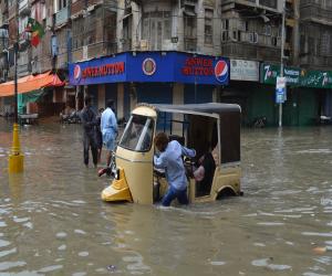 کراچی میں گزشتہ روز کی موسلادھار بارش کے اثرات چوبیس گھنٹے بعد  بھی   نظر آرہےہیں۔ 