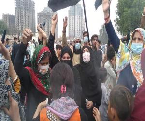 کراچی میں  صفورا چورنگی کے قریب اسکیم 33 میں غازی گوٹھ کی خواتین سراپا احتجاج