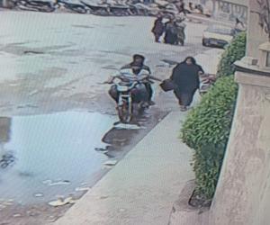  کراچی سولجر بازار میں موٹرسائیکل سوارو ں کا خاتون سے پرس چھیننا