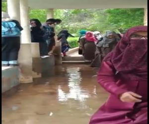  جامعہ کراچی میں طوفانی بارش کے بعد بارش کا پانی کلاسز اور دفاتر میں داخل ہوگیا