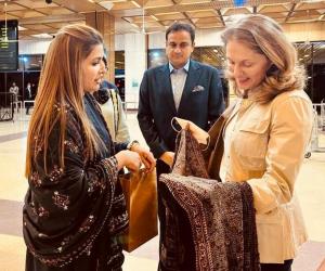 اردن کی شہزادی سارہ زید کی کراچی آمد، وفاقی وزیر شازیہ مری نے استقبال کیا