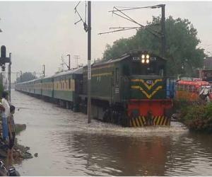ترجمان پاکستان ریلوے کےمطابق ریلوے ٹریکس پر پانی آ جانے کی وجہ سے متعدد اسٹیشنوں پر ٹرین آپریشن روک دیا گیا ہے،