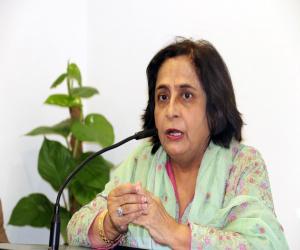 وزیرصحت سندھ ڈاکٹر عذرا پیچوہو   کا کہنا ہے کہ صوبے میں ایک ہزار سے زائد اسپتال زیر آب ہیں۔