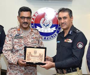 سندھ پولیس نے  ڈی جی رینجرزسندھ کے اعزاز میں الوداعی ظہرانہ دیا۔