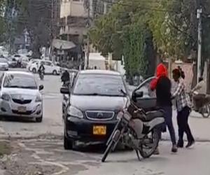 کراچی  کے علاقے کورنگی ویٹاچورنگی کےقریب فائرنگ سے گاڑی میں سوار ایک شخص زخمی ہوگیا،