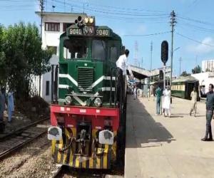 سندھ میں سیلاب کے باعث 25 اگست سے معطل ریلوے سروس مرحلہ وار بحال ہونا شروع ہو گئی  ۔