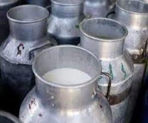 کراچی میں دودھ کی قیمت نے ڈبل سنچری مکمل کرلی۔