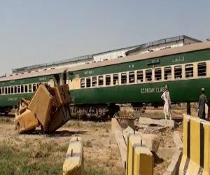 کراچی میں  مسافر  ٹرین خیبر میل اور روڈ رولر کے درمیان ٹکرائو  کا حادثہ پیش آیا ہے۔