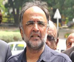 قوم جب مشکل میں ہوتی ہے تب لیڈرشپ کا پتہ چلتا ہے قمر زمان کائرہ