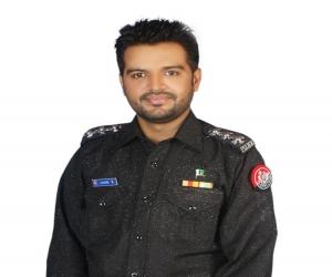 کراچی میں پولیس انسپکٹرعامر انورگوپانگ اور مددگارون فائیو کے سپاہی کے اکاؤنٹ میں اچانک کروڑوں روپے آگئے۔