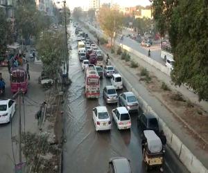 کراچی یونیورسٹی روڈ پر  اردو کالج اور حسن اسکوائر کے قریب واٹر بورڈ کی لائن لائن لیک ہونے سے سڑک  پانی پانی ہوگئی۔