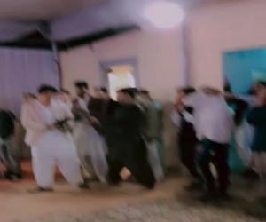 کراچی سرجانی ٹاؤن میں شادی کی تقریب میں جدید ہتھیاروں سے ہوائی  فائرنگ کی ویڈیوز سامنے آگئیں۔ 