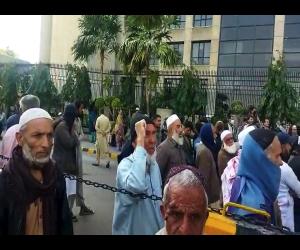 سخت سردی، چولہے ٹھنڈے، گیزر بند۔ کراچی بلدیہ اتحاد ٹاون  کے مکینوں کا  ٹھنڈ میں پارہ ہائی۔ 