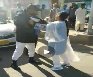 مجھے کیوں  روکا؟ کراچی میں کار سوار خاتون ٹریفک پولیس کے روکنے پر آگ بگولہ ہوگئی