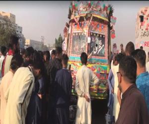 کراچی کورنگی بلال چورنگی کے قریب مسافر بس کی ٹکر سے موٹرسائیکل سوار د و شہری جاں بحق ہوگئے۔
