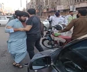 کراچی صدر  ریگل چوک کے قریب شہری اور ٹریفک پولیس اہلکاروں میں ہاتھاپائی پولیس اہلکار نے شہری پر گھونسے برسا دیئے