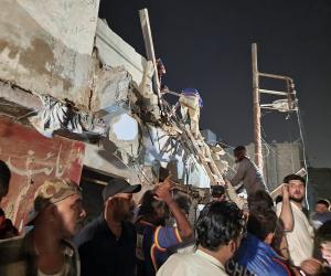 کراچی کےعلاقے  پٹیل پاڑہ میں ایک ہفتہ قبل تعمیر ہونے والا مکان اچانک گرگیا 