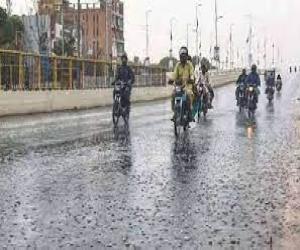 کراچی میں   بارش برسانے والے سسٹم نے آج جھلک دکھلادی۔ شام ڈھلنے سے کچھ دیر قبل  مختلف علاقوں میں گھٹا چھائی اور بادل برس پڑے۔