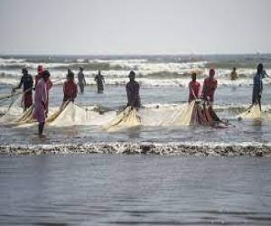 کراچی  فشریز سے  سمندر میں شکار کے لئے جانے والی ماہی گیروں کی لانچ ڈوب گئی 