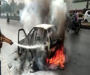 کراچی  میں  شارع فیصل پرکار میں  آگ بھڑک اٹھی ۔ کارسوار شہری کوبروقت نکال لیاگیا۔