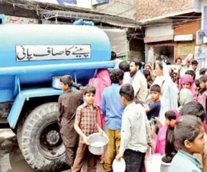 کراچی میں  شہریوں کو  پانی کی محفوظ انداز میں منتقلی کے لئے واٹر ٹینکرز پر کیو ۔   آر کوڈ چسپاں کرنےکا فیصلہ ۔