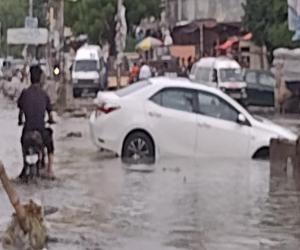 کراچی پھر  تھورڑی ہی  دیر کی بارش سے پانی پانی ہوگیا۔ ضلع وسطی میں شاہراہ عثمان  اور  شادمان  ٹاون میں  نالے ابل پڑے۔ شادمان میں گاڑی  نالے  میں پھنس گئی۔