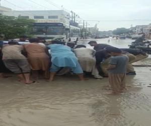 کراچی   کے  مختلف علاقوں میں  تیز بارش  کے بعد   سڑکوں پر پانی جمع ہونے سے معمولات زندگی بری طرح متاثر ہوئے۔ 