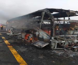 کوچ اور وین میں خوفناک تصادم، 20 مسافر جاں بحق، 14 زخمی