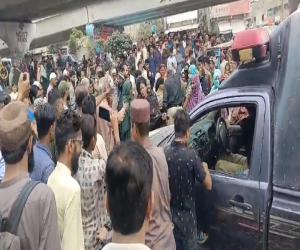   کراچی میں لیاقت  آباد ڈاکخانہ کے قریب خواتین کا احتجاج۔