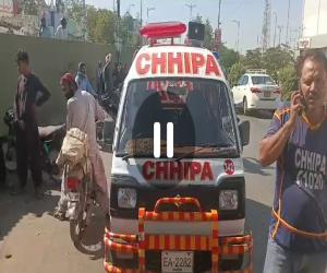  کراچی میں شارع فیصل پر ٹائر پھٹنے کے بعد بے قابو بس نے  موٹرسائیکل سوار خاتون کو روند ڈلا
