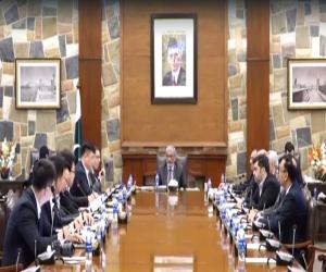  وزیر اعلیٰ سندھ جسٹس (ر) مقبول باقر  صوبے بالخصوص کراچی میں امن و امان کی بگڑتی پرفکرمند