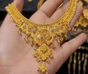  فی تولہ سونا  تین سو روپے مہنگا ہوکر دو لاکھ، پندرہ ہزار، تین سو روپے کاہوگیا۔